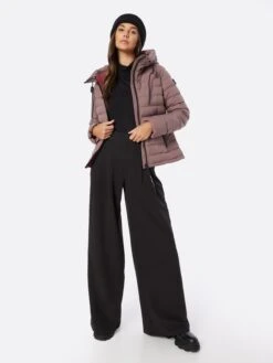 Khujo Tussenjassen Tussenjas Lovina Dames Bessen -Khujo ccb4af3c62ebc2affe7eeacfc5dcee9d